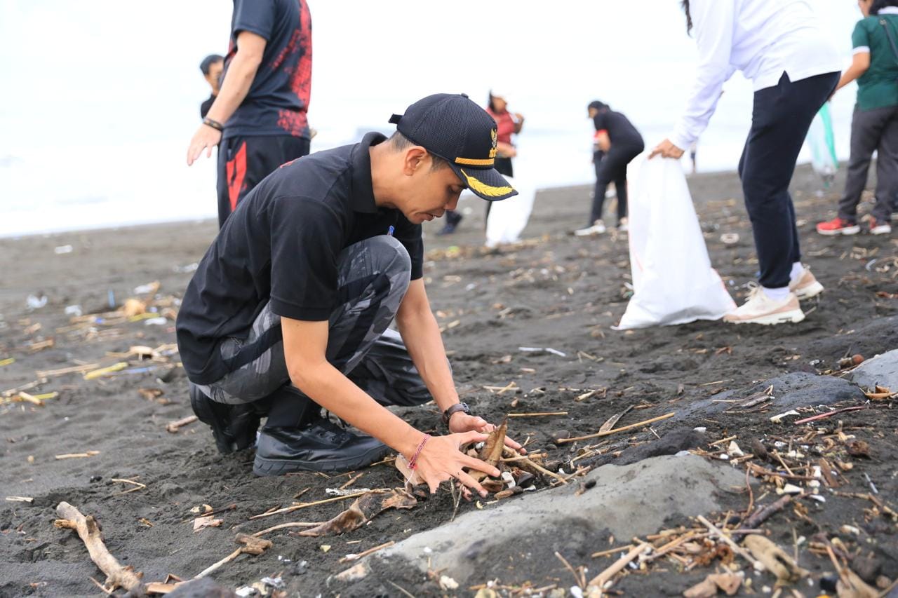 Area Suci dan Wisata Pantai Watu Klotok Dibersihkan