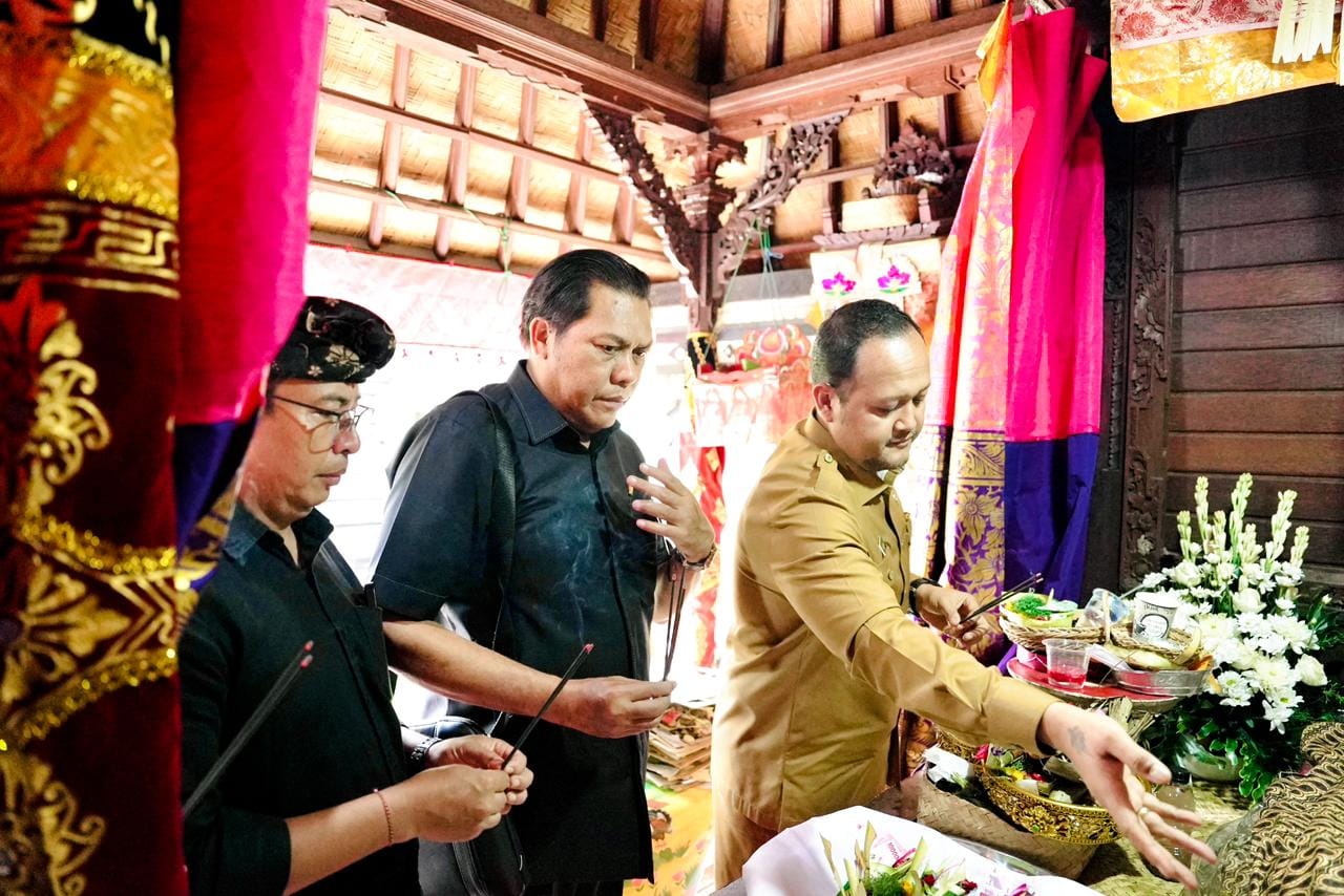 Melayat ke Kelurahan Kapal, Wabup Bagus Alit Sucipta Serahkan Santunan Kematian Rp10 Juta