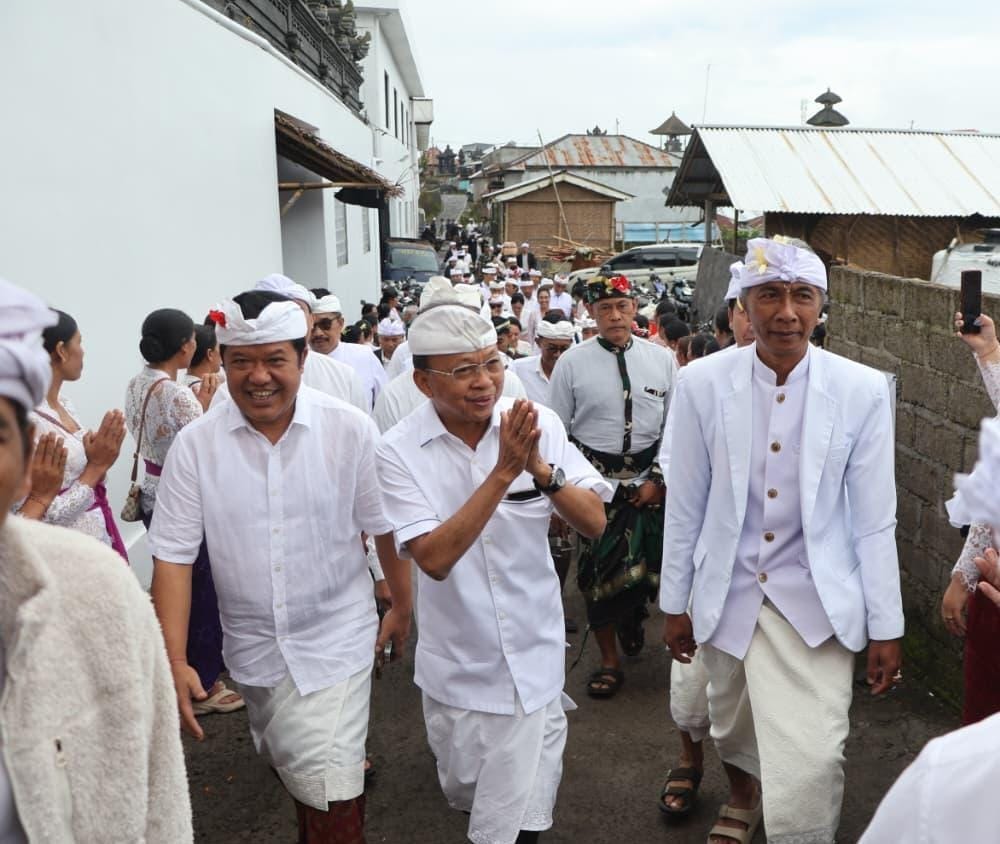 Kucurkan Hibah Rp1 Miliar, Wayan Koster Tinjau Renovasi Bale Pemaruman Pura Alas Arum Batur