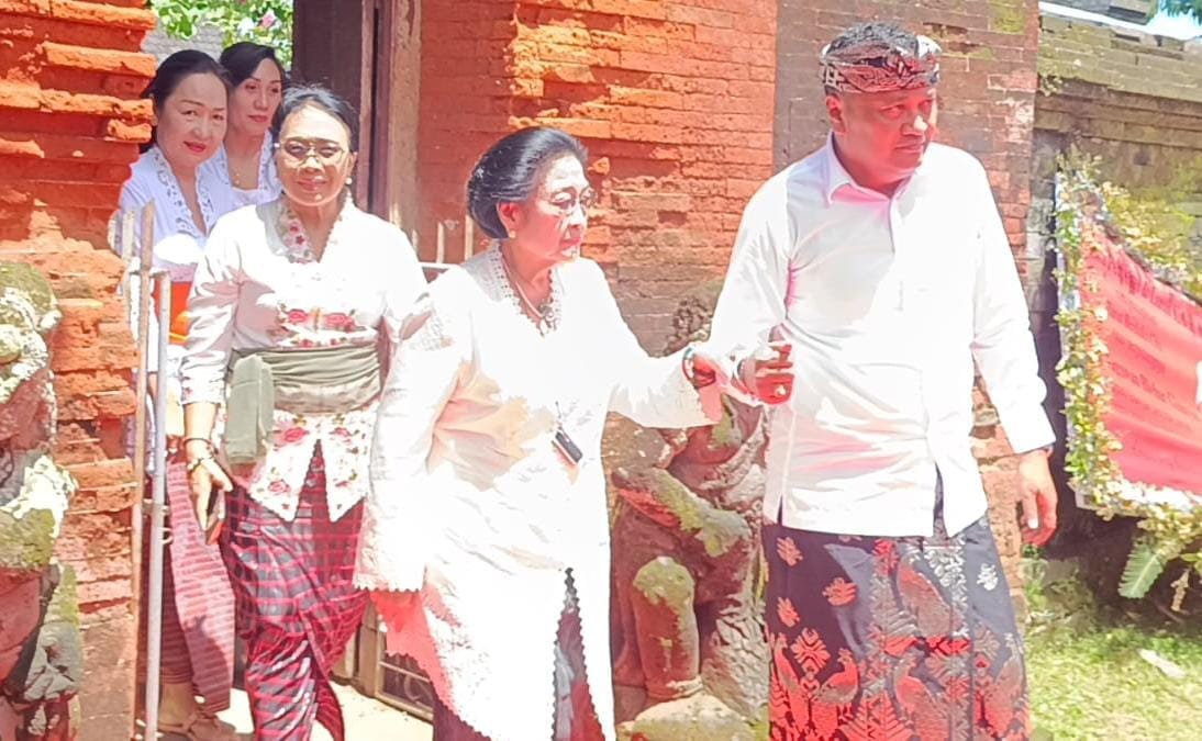 Hadiri Prosesi Ngaskara di Puri Agung Gianyar, Megawati Soekarnoputri Beri Penghormatan Terakhir bagi Ida Bhagawan Blebar