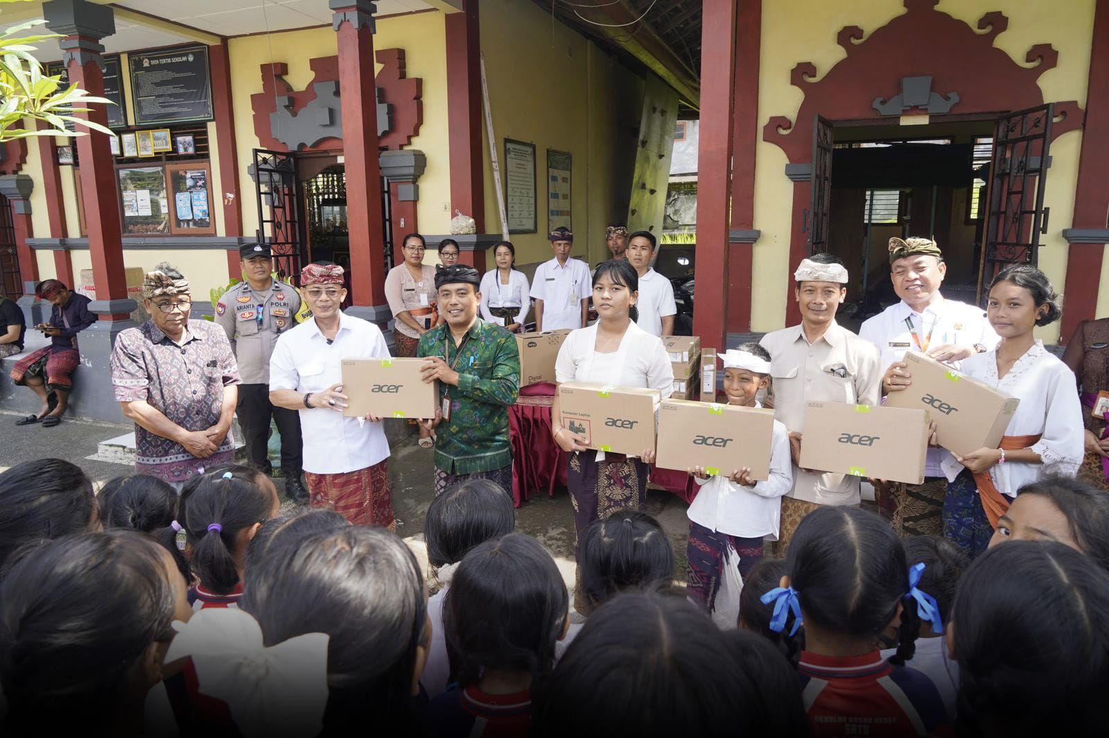Cetak Generasi Melek Teknologi, DPRD Klungkung Kawal Pembagian Sarana Belajar Digital di Banjarangkan
