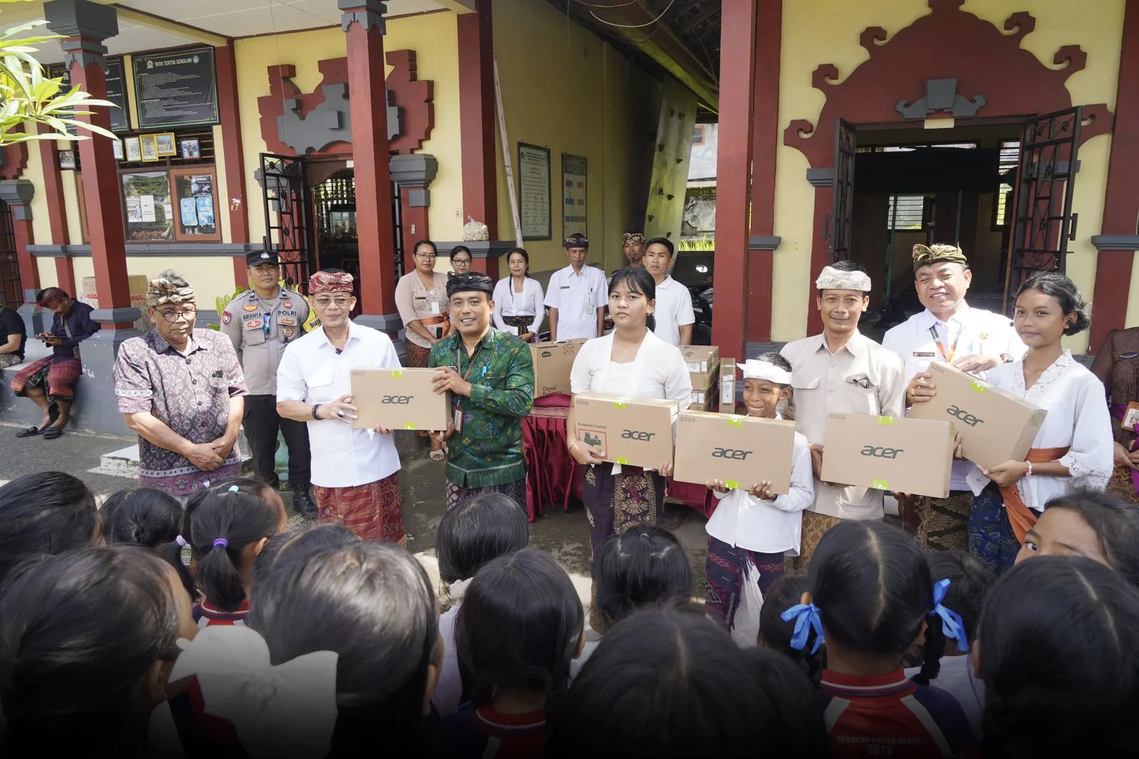 Cetak Generasi Melek Teknologi, DPRD Klungkung Kawal Pembagian Sarana Belajar Digital di Banjarangkan