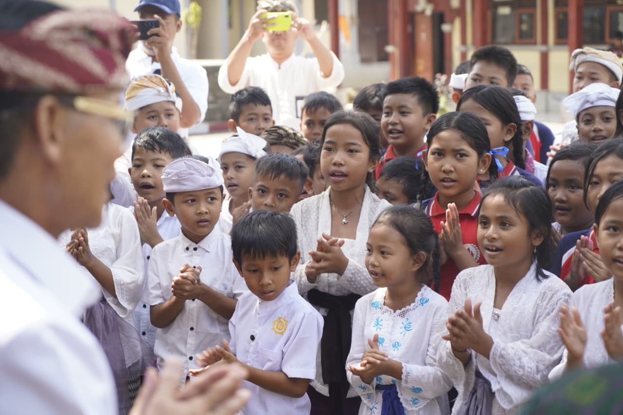 Hapus ‘Buta Teknologi’, Bupati Satria Serahkan Bantuan Laptop dan Sarana Digital ke Sekolah di Klungkung