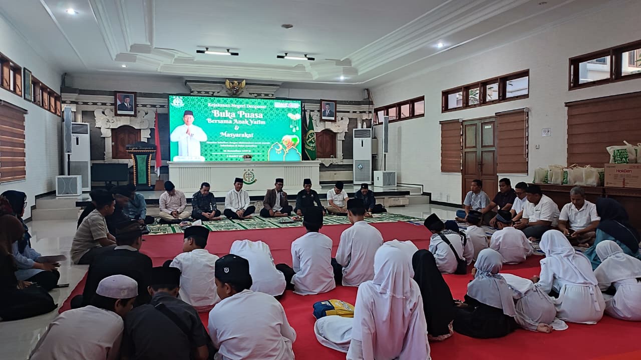 Raih Berkah Ramadhan, Kejari Denpasar Jamu Puluhan Anak Yatim Piatu dan Salurkan Tali Kasih