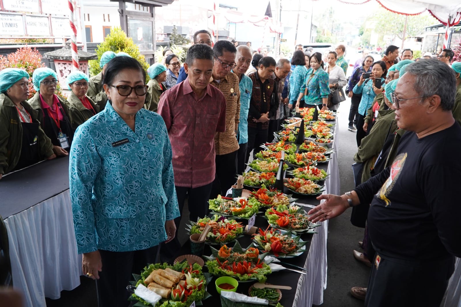 Turun ke 3 Desa di Buleleng, Putri Koster dan Seniasih Giri Prasta Bagi-bagi Ikan Segar hingga Sembako