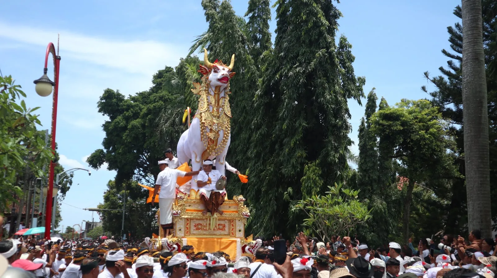 Dari Politisi hingga Sulinggih: Intip Perjalanan Suci Ida Bhagawan Blebar dalam Apel Persada Gianyar