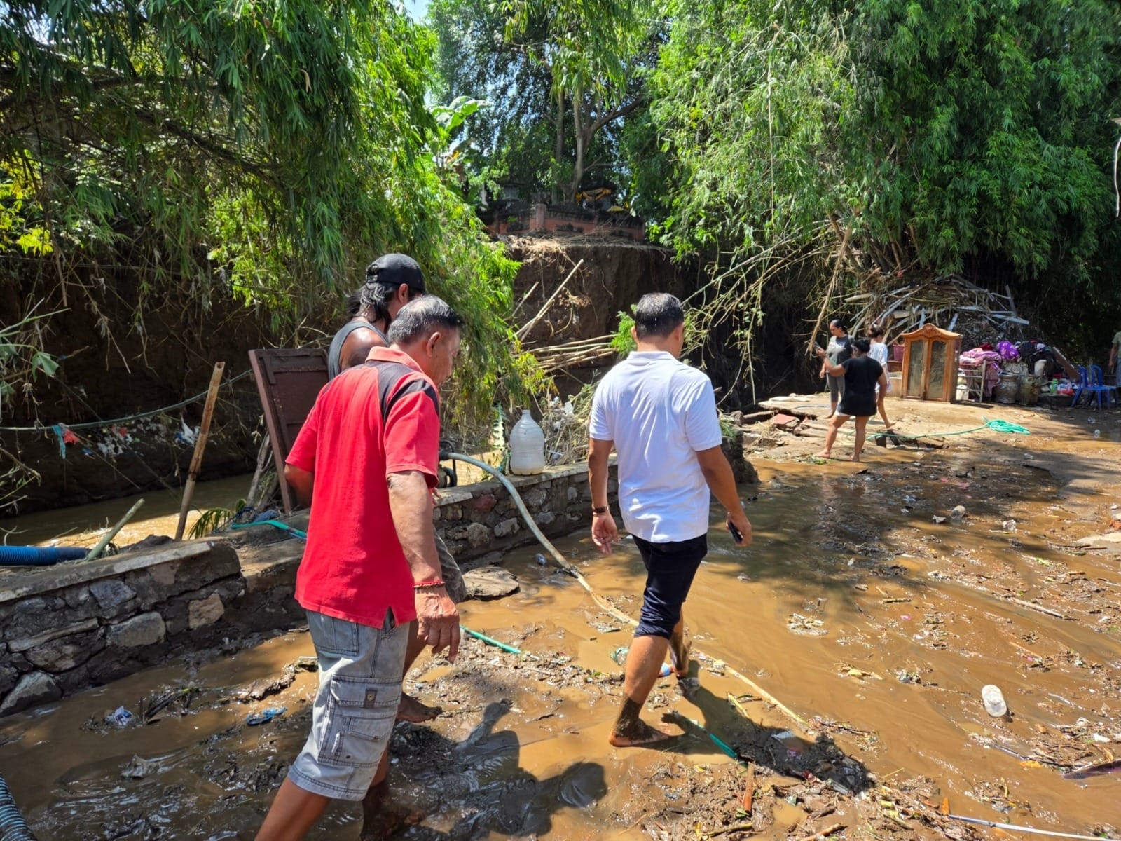 Ringankan Beban Warga, Ketua DPRD Buleleng Serahkan Paket Sembako di Lokasi Banjir Kalianget hingga Banjar