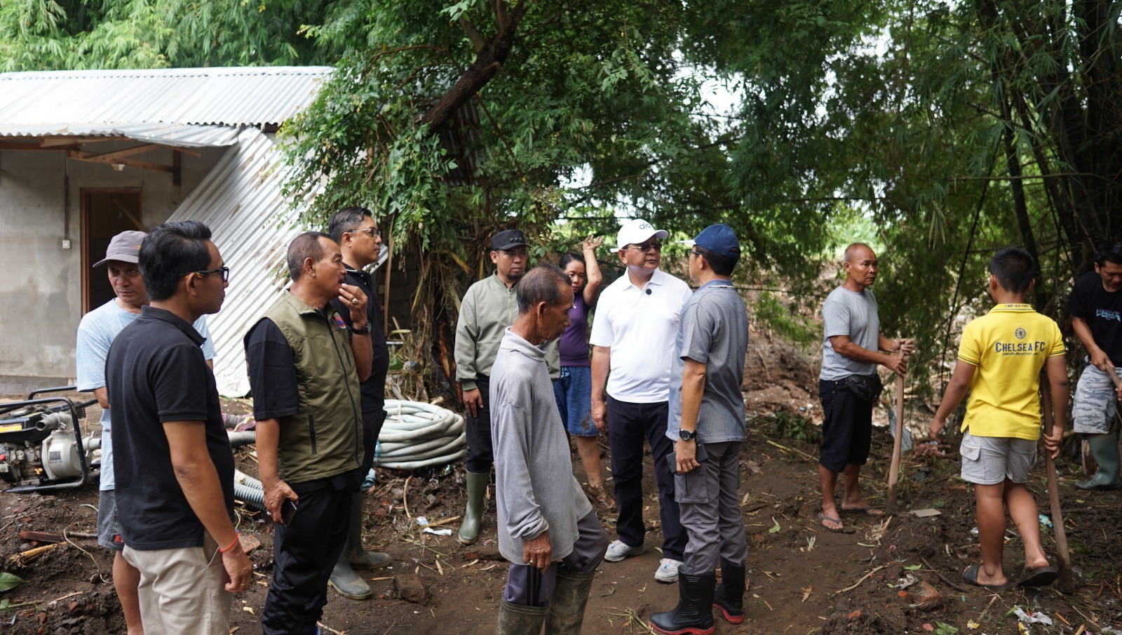 Bupati Sutjidra Jamin Pasokan Air Bersih bagi Korban Banjir Buleleng: “Masyarakat Tak Boleh Kekurangan”