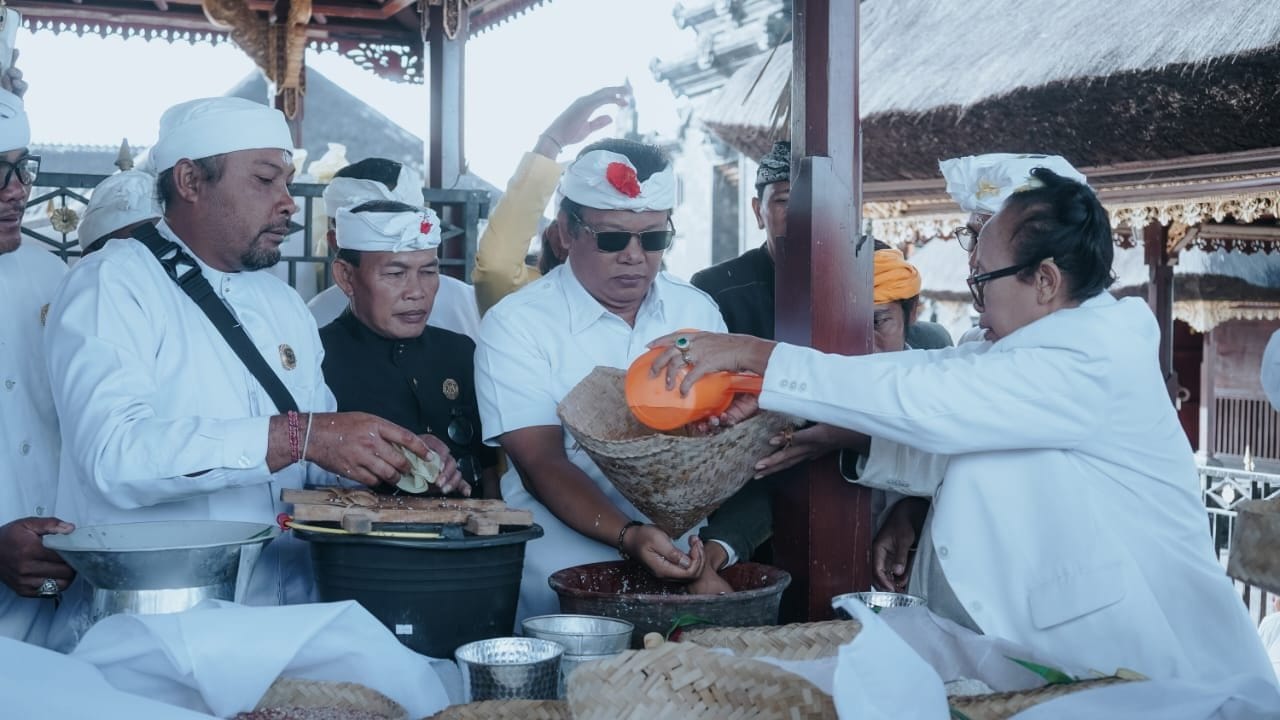 Guru Pandu ‘Ngayah’ di Besakih! Dari Ritual Suci Hingga Cek Jalan Baru di Banjar Adat Poh