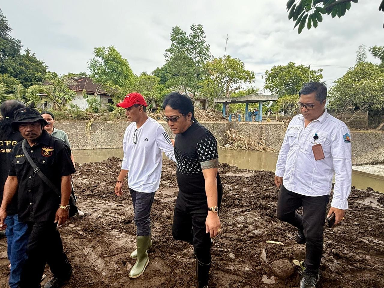 Turun ke Lokasi Banjir Buleleng, Giri Prasta Beri Bantuan Tunai Rp 50 Juta untuk Keluarga Korban