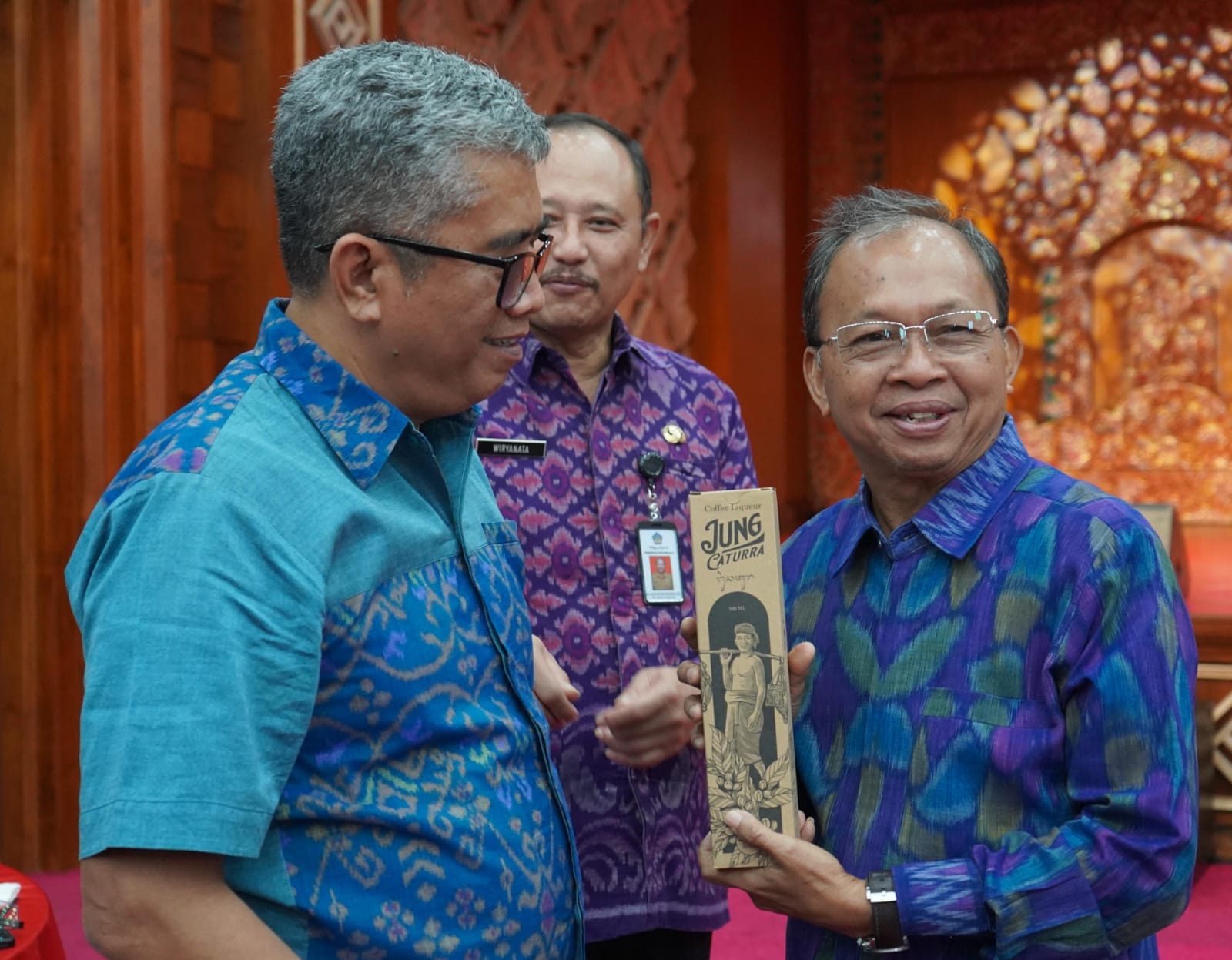 Perkuat Identitas Budaya, Gubernur Koster Wajibkan Kemasan Arak Bali Gunakan Aksara Bali Secara Dominan