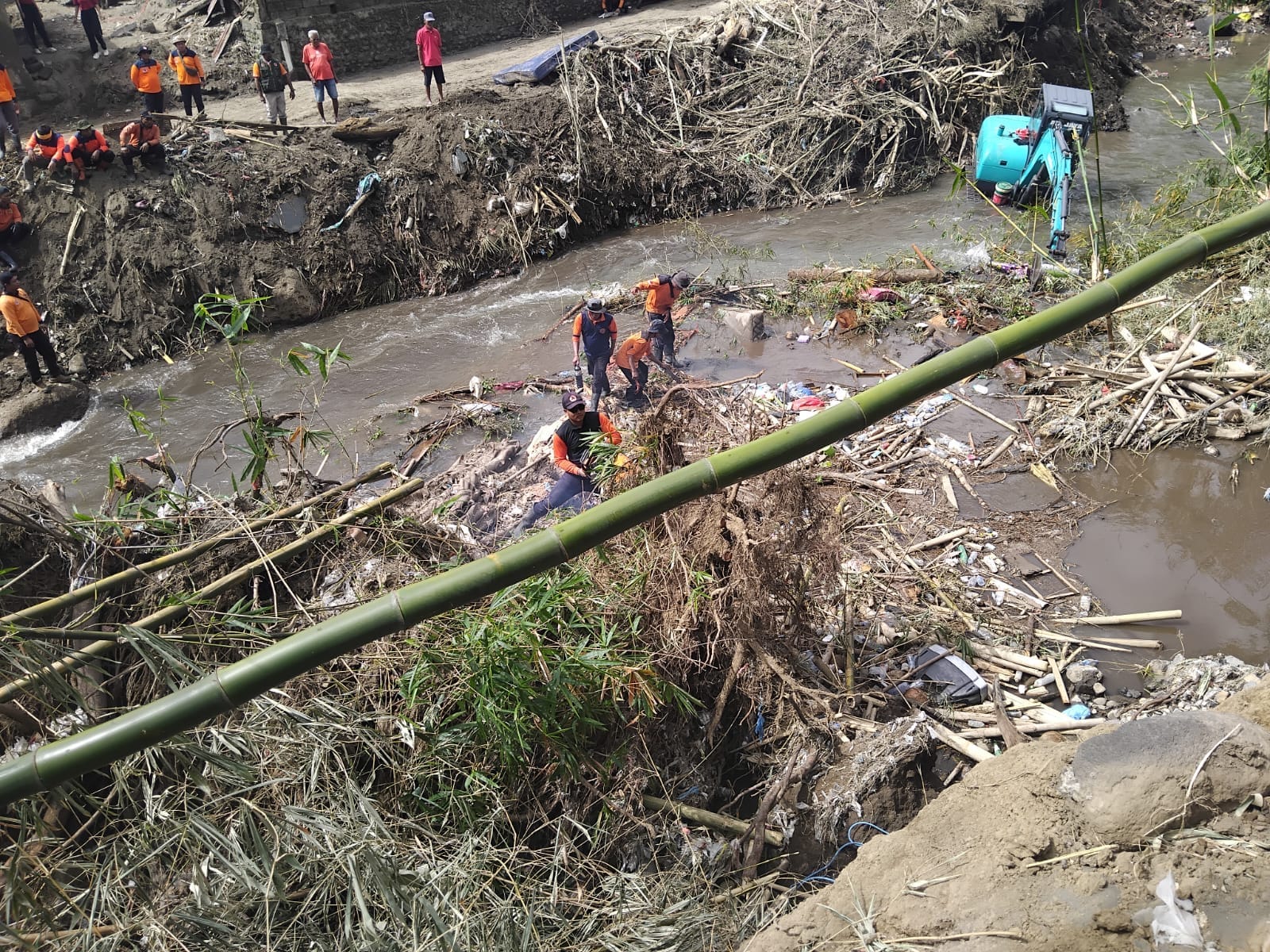 RC BPBD se-Bali Turun ke Desa Banjar Bersihkan Sisa Banjir Bandang, 1 Korban Belum Ketemu