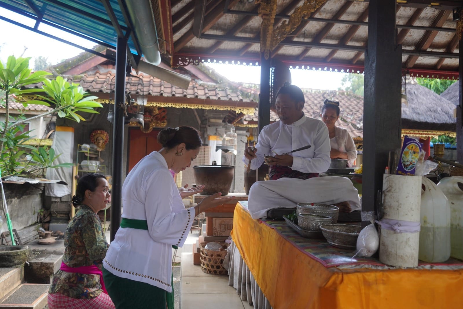 Wujud Sujud Bhakti, Ny. Yunita Alit Sucipta Pimpin WHDI Badung Kunjungi Para Sulinggih