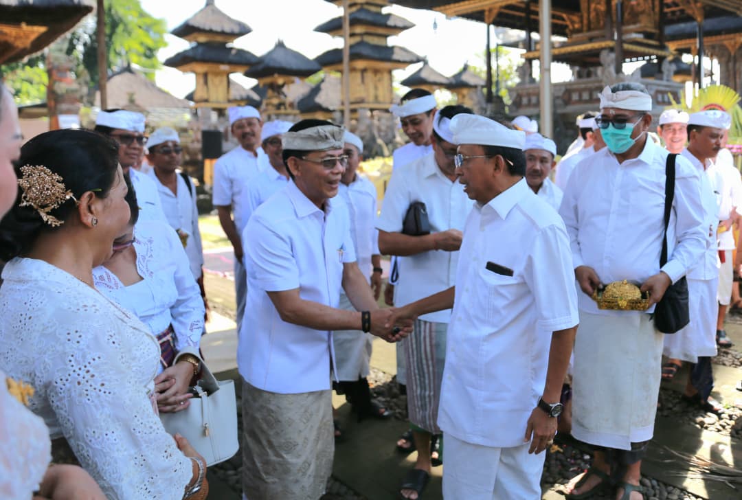 Rayakan Tumpek Wayang, Gubernur Koster dan Bupati Satria Sembahyang Bersama di Pura Agung Kentel Gumi