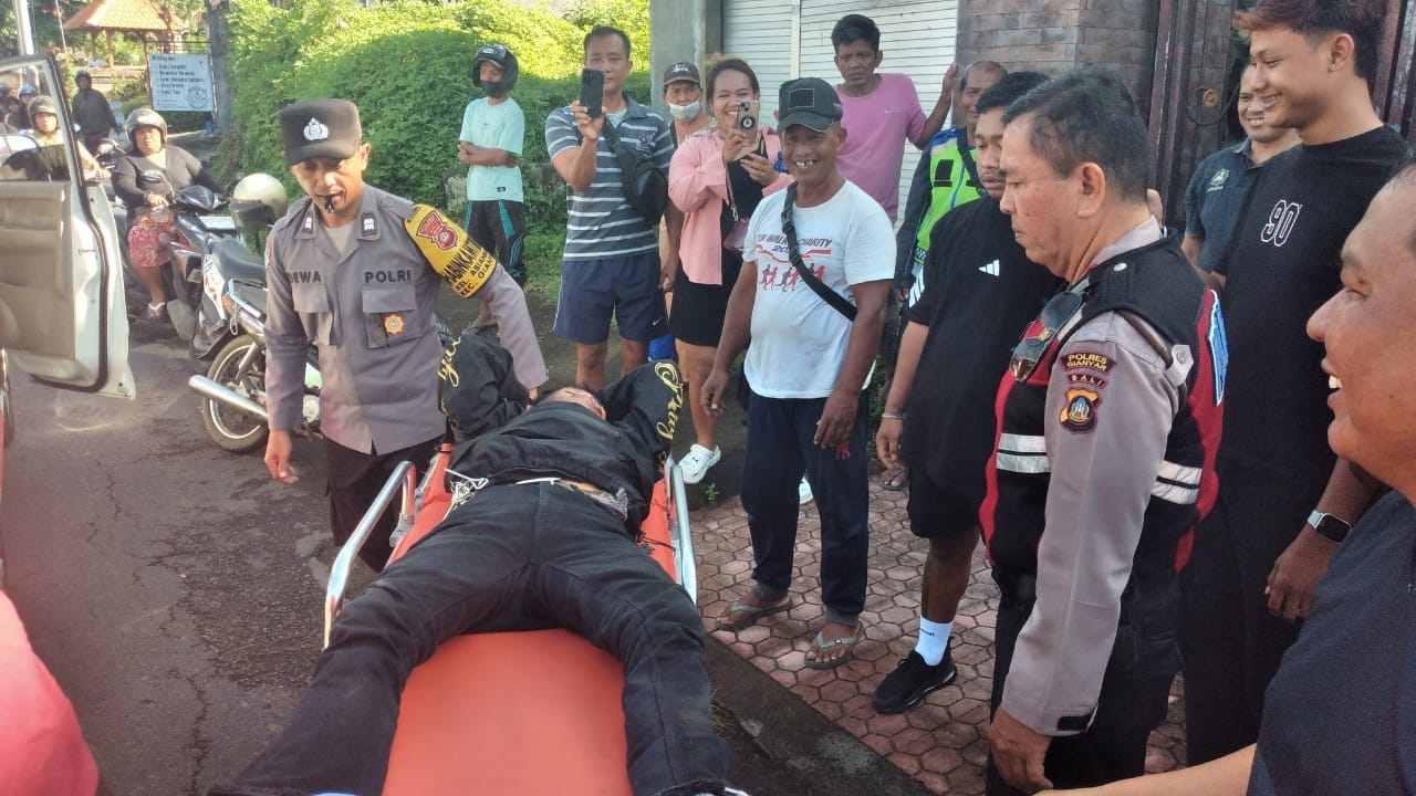 Ditemukan Linglung di Samping Kuburan Abianbase, Pria Diduga Mabuk Dievakuasi Polsek Gianyar