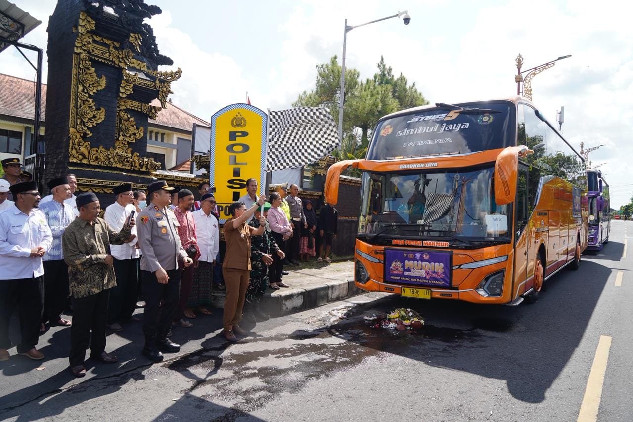 Bupati Satria Ikut Lepas Pemudik Gratis Polres Klungkung, Tekankan Jaga Kerukunan