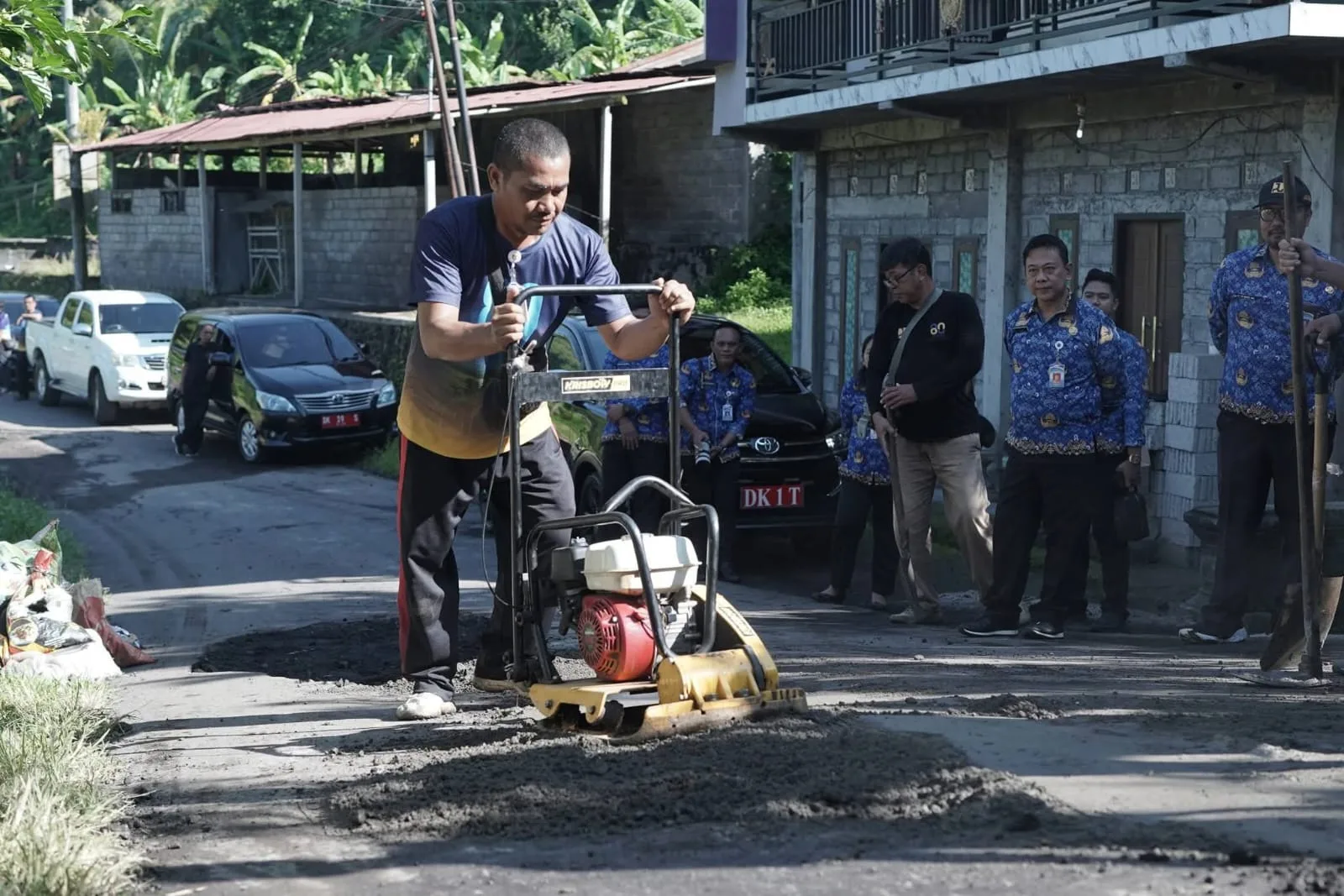 Bupati Gus Par Tinjau Kerusakan Jalan di Sejumlah Titik di Kecamatan Selat