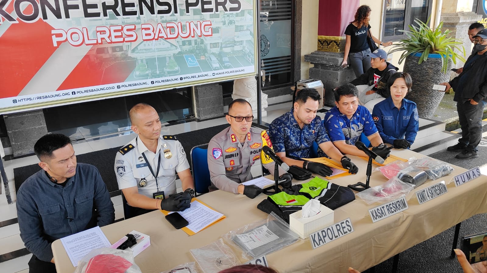 Kedok Video Asusila ‘Ojol – Bule’ Terbongkar, Tiga WNA Produser Konten Dewasa Diringkus di Bandara Ngurah Rai