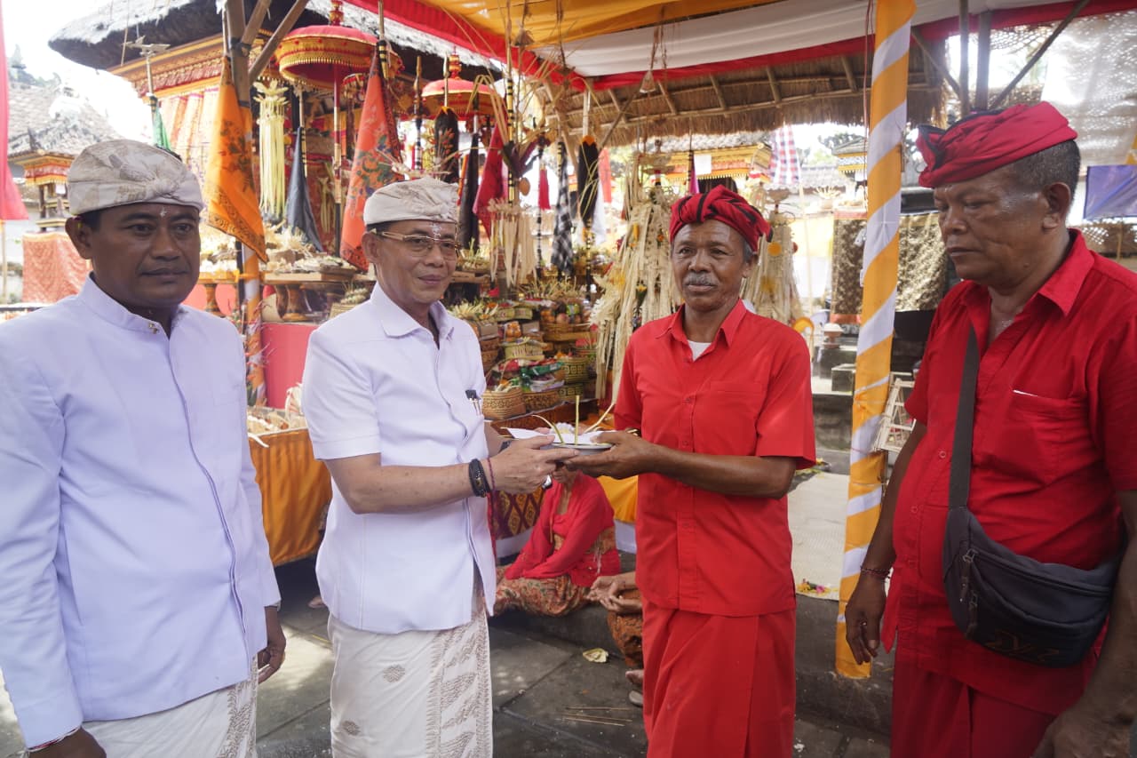 Pelinggih Pura Pejenengan Getakan Rampung Diperbaiki, Bupati Satria Turut Ngaturang Ngayah Mendem Pedagingan