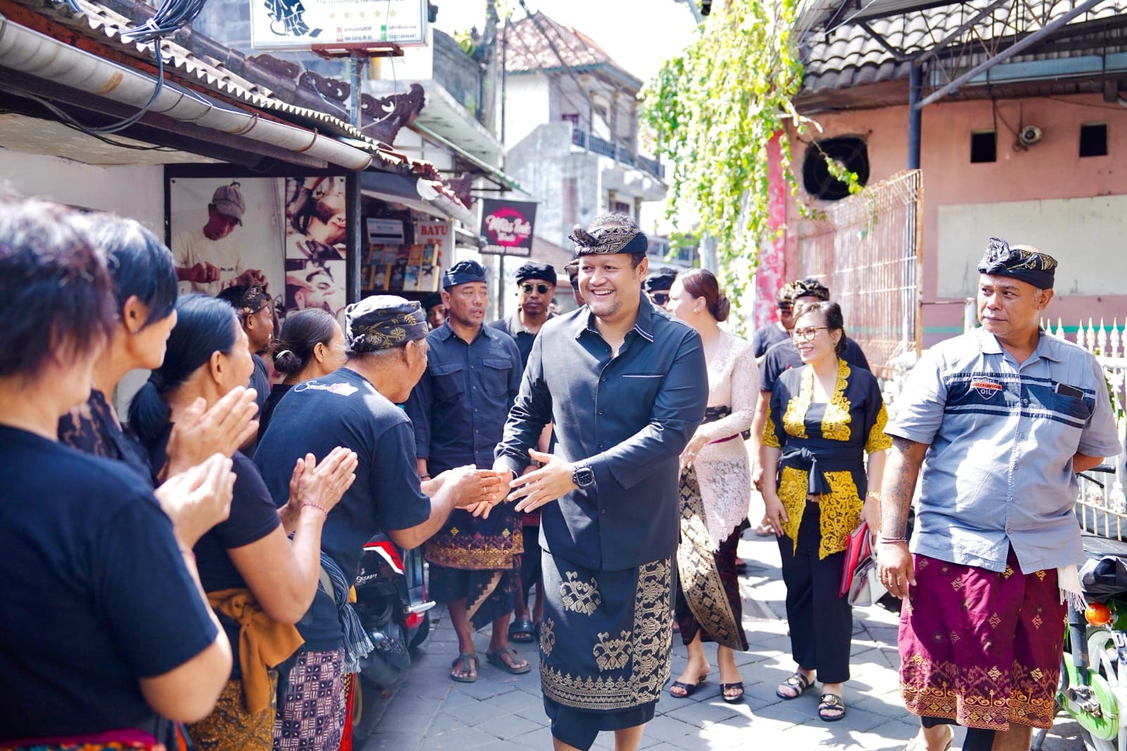 Wabup Bagus Alit Sucipta Serahkan Akta Kematian Langsung ke Rumah Duka di Kuta