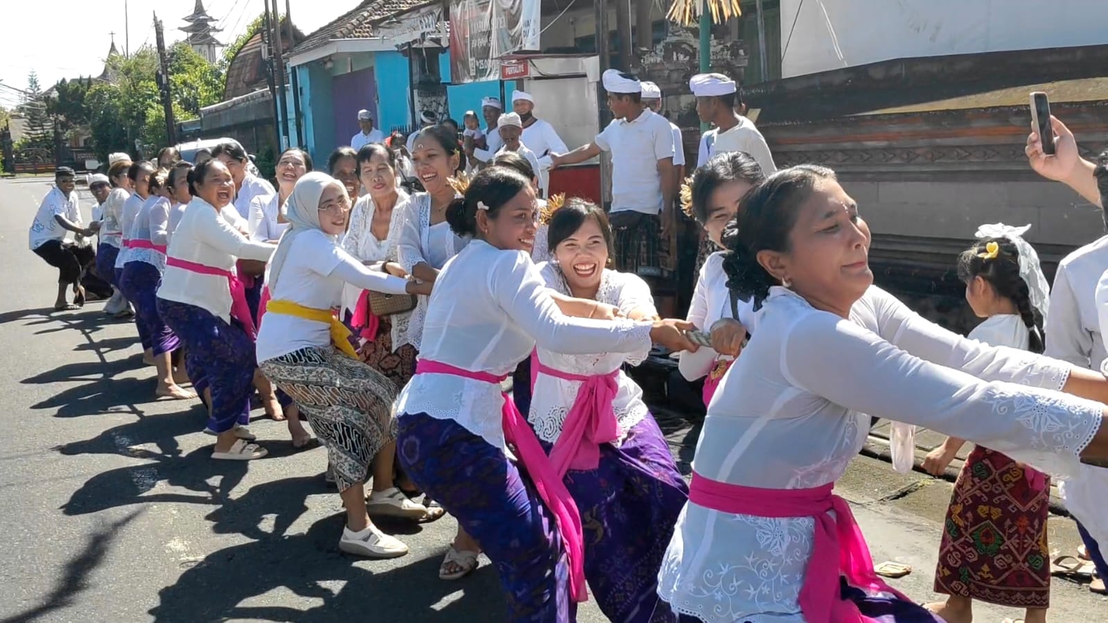 Rayakan Ngembak Geni, Pemuda Desa Adat Semate Larut dalam Tradisi Kuno Mbed-Mbedan