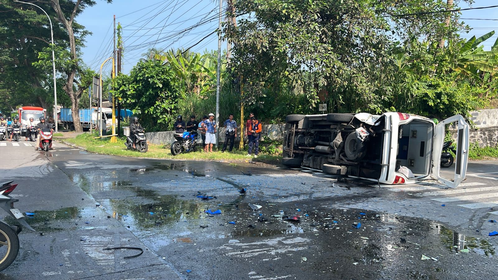 Lampu ‘Traffic Light’ Mati,  Tabrakan Elf vs Ninja Tidak Terelakkan di Simpang Tegal Besar Klungkung