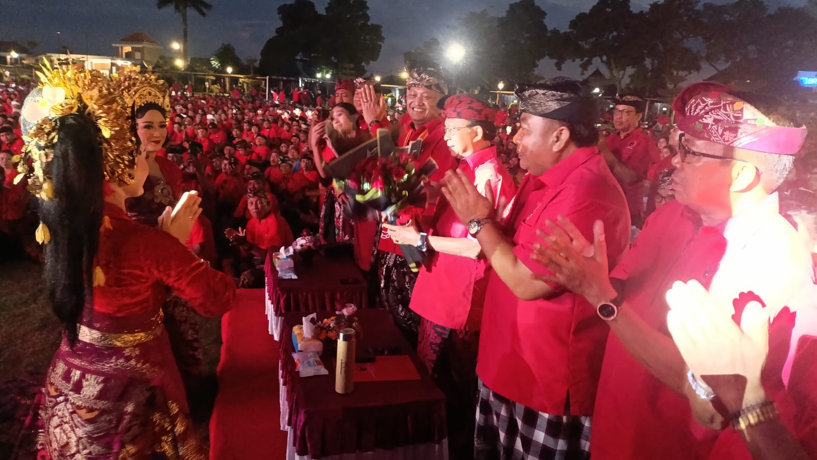 Gianyar Jadi ‘Role Model’ Nasional ! Ribuan Kader PDI-P Merahkan Alun-alun Kota, Mahayastra: Mempertahankan Kemenangan Jauh Lebih Sulit!