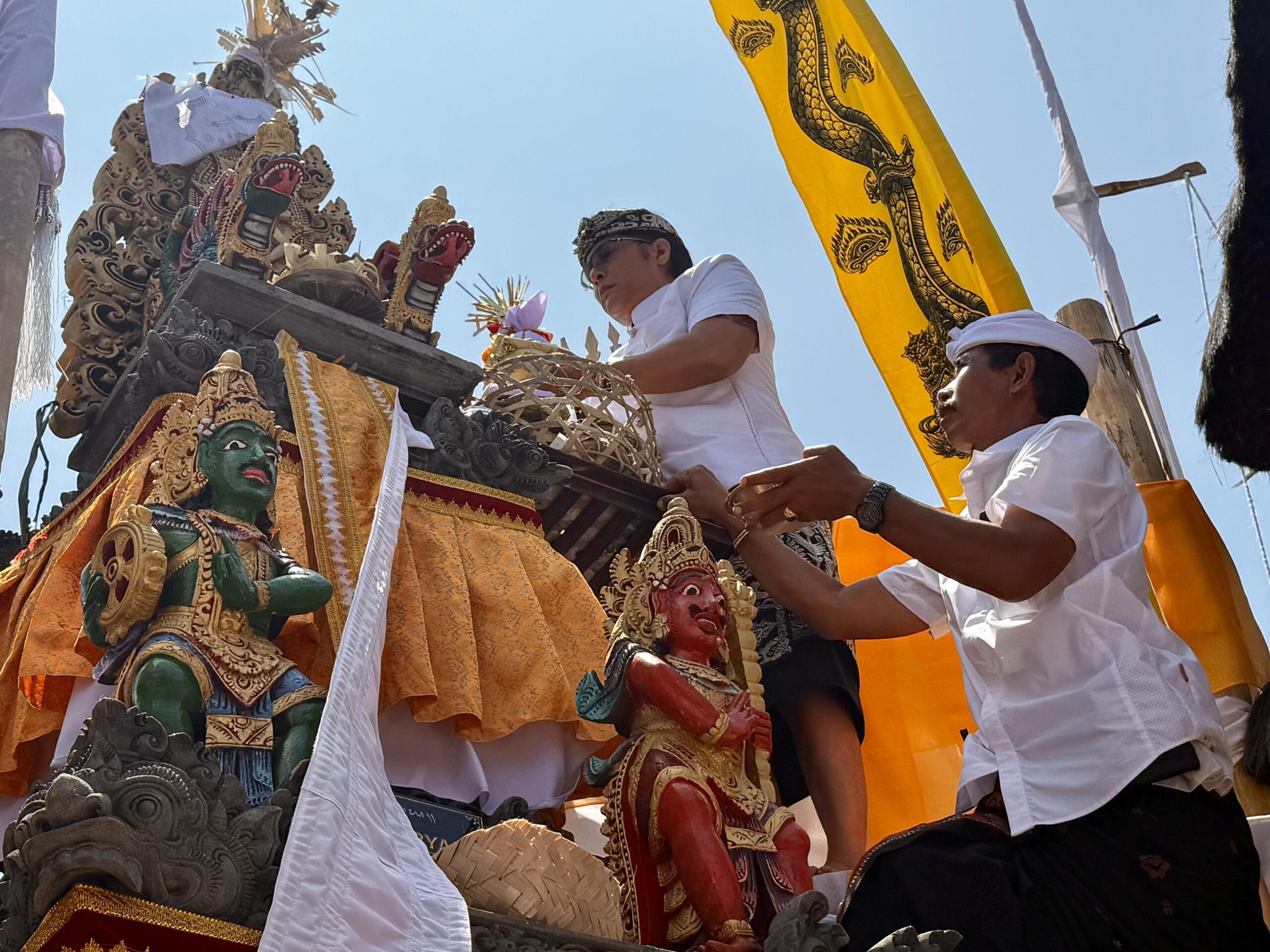 Ngayah Mendem Pedagingan, Giri Prasta dan Bupati Bangli Kompak Beri Bantuan Pribadi Puluhan Juta untuk Krama Guliang Kangin!