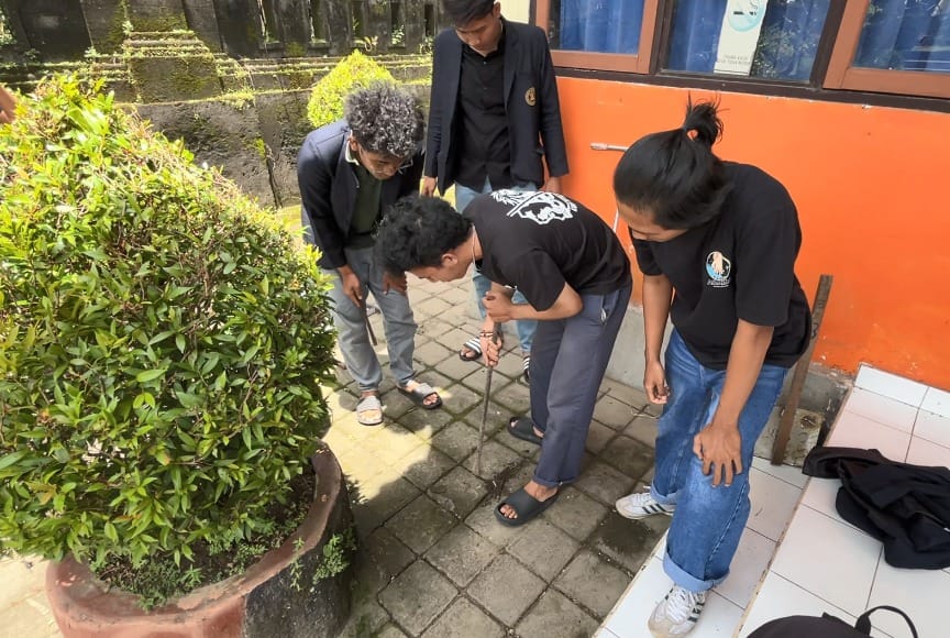 Atasi Masalah Genangan Air, Mahasiswa Unmas Denpasar Buat Lubang Biopori di SDN 1 Batuan Kaler