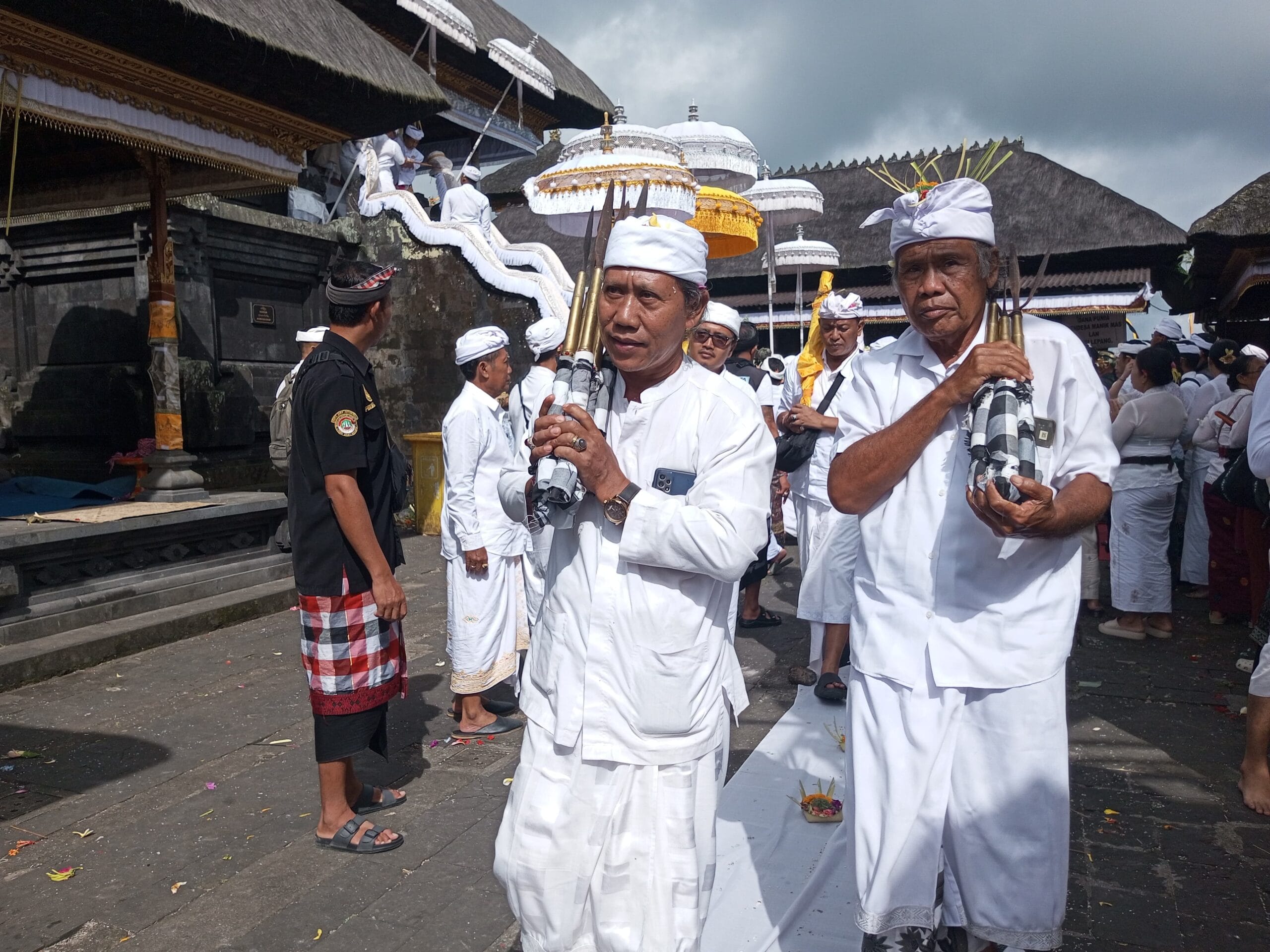 Jelang Melasti Selasa Besok, Pralingga Ida Bhatara Pura Besakih Katedunang