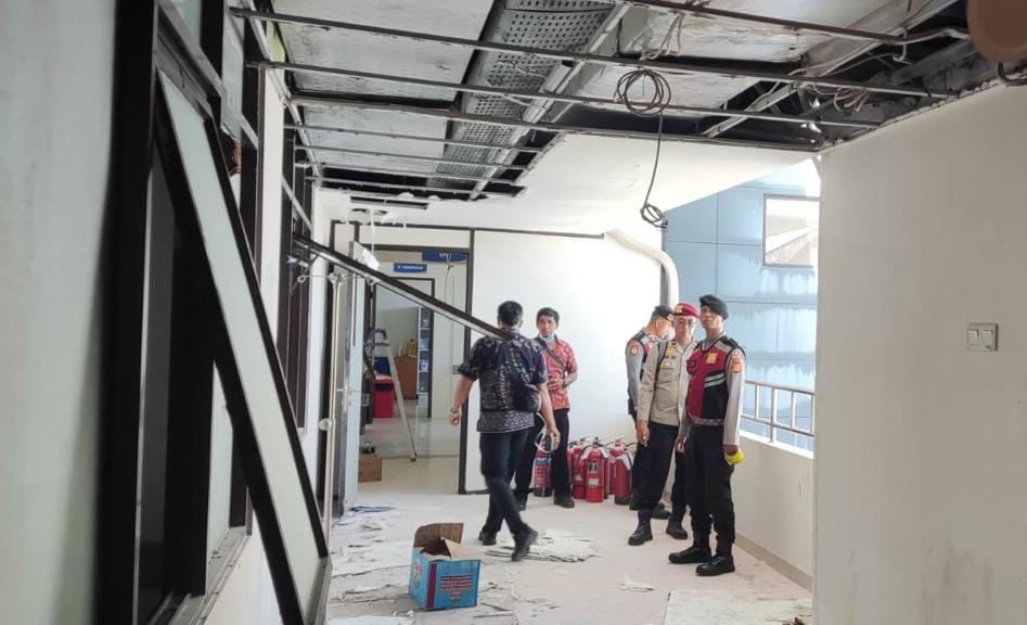 Asap Tebal Selimuti Ruang Rawat RSD Mangusada, 17 Pasien Dievakuasi Akibat Korsleting Plafon