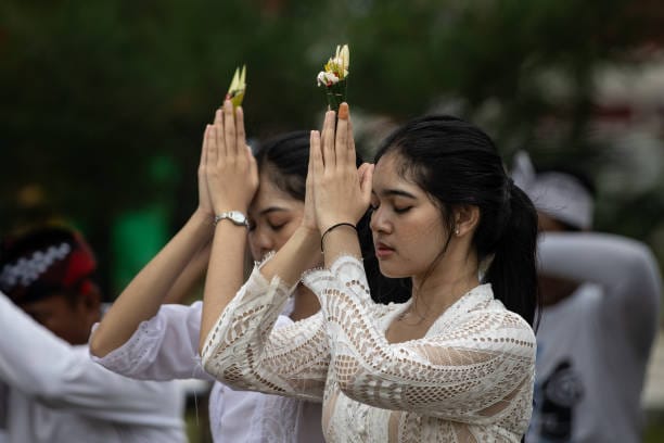 Ala Ayuning Dewasa 3 Maret 2026: Hari Baik Memuja Leluhur, Hindari Mengatapi Rumah