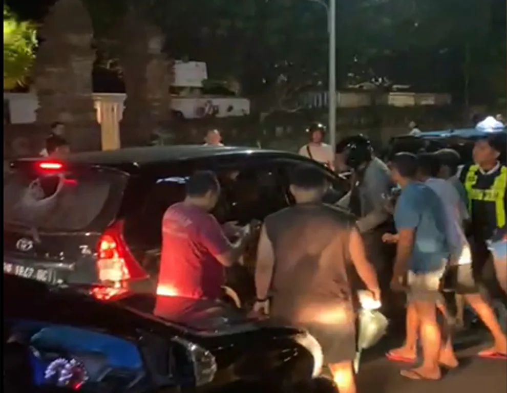 Diteriaki Maling, Mobil Wisatawan Dirusak Warga Usai Diprovokasi Debt Collector
