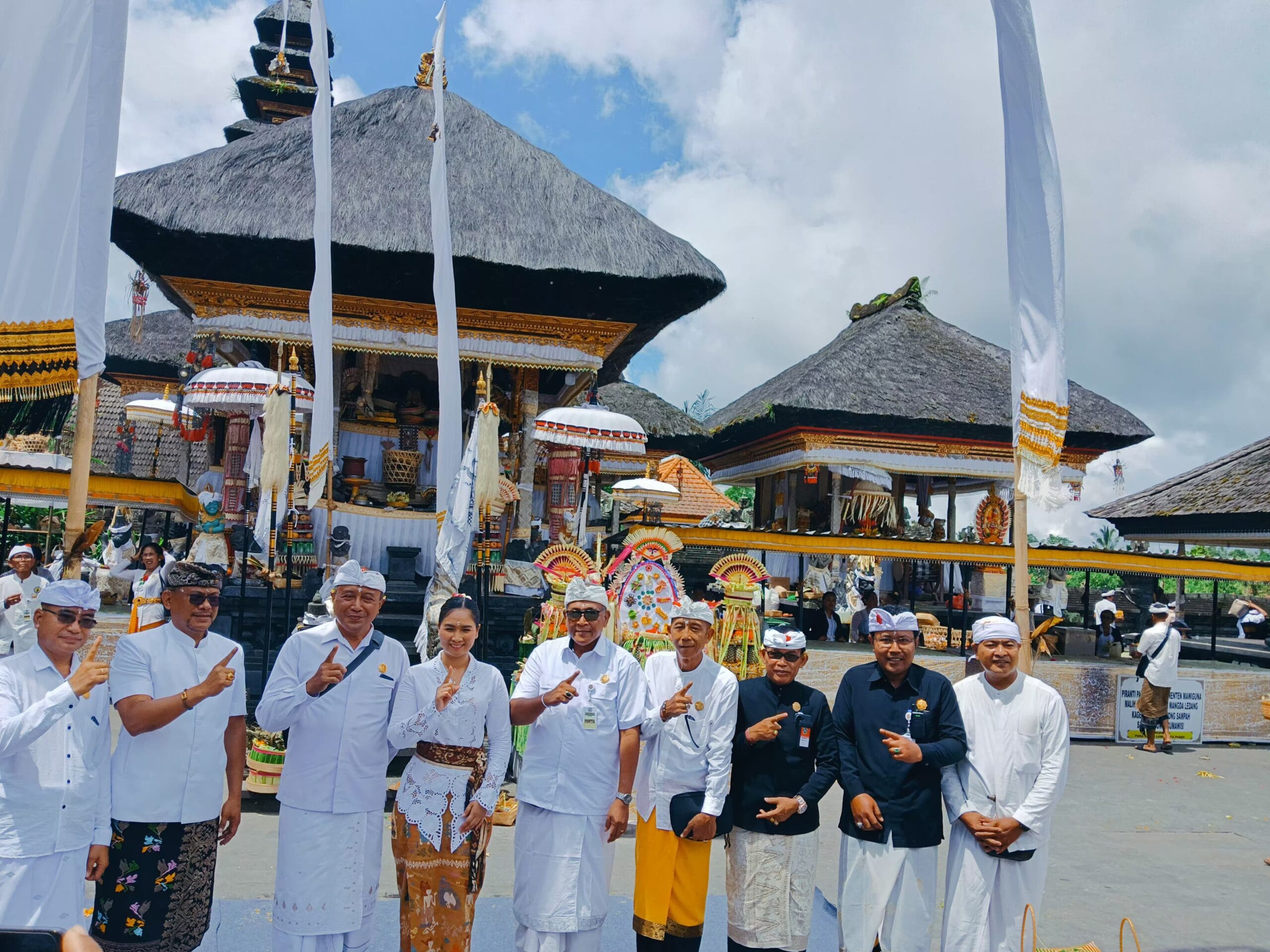 Kunjungi Pura Besakih, Wamenpar Ni Luh Puspa Tekankan Harmoni Nilai Sakral dan Pariwisata Budaya