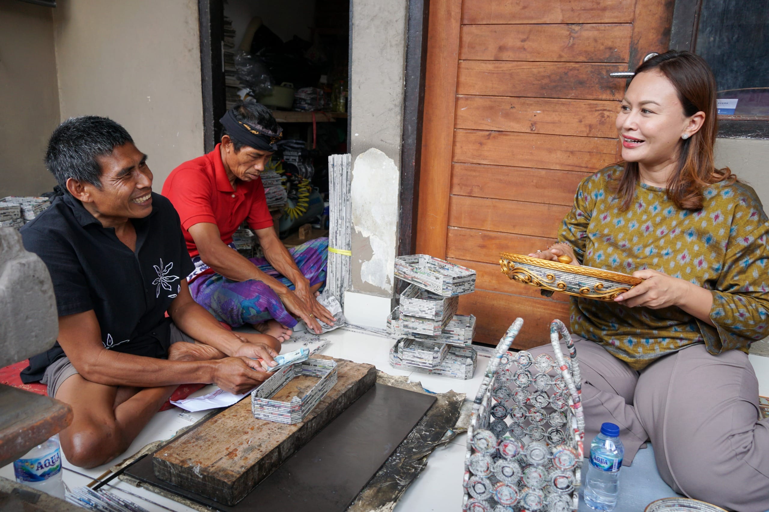 Perajin Disabilitas di Carangsari Ini Buat Karya Seni dari Limbah Koran, Yunita Kagum