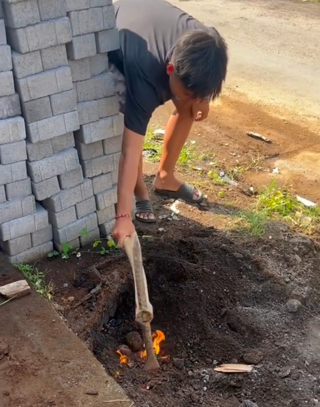 Viral Tanah Mengeluarkan Api di Jalan Badak Agung Denpasar, Polisi: Hanya Prank Pekerja Proyek