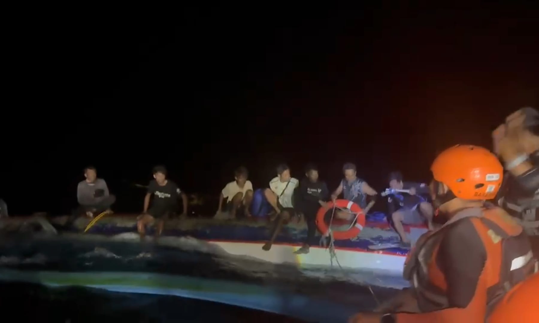 Dramatis, 8 Nelayan Serangan Selamat Usai Perahu Terbalik Dihantam Ombak di Nusa Lembongan