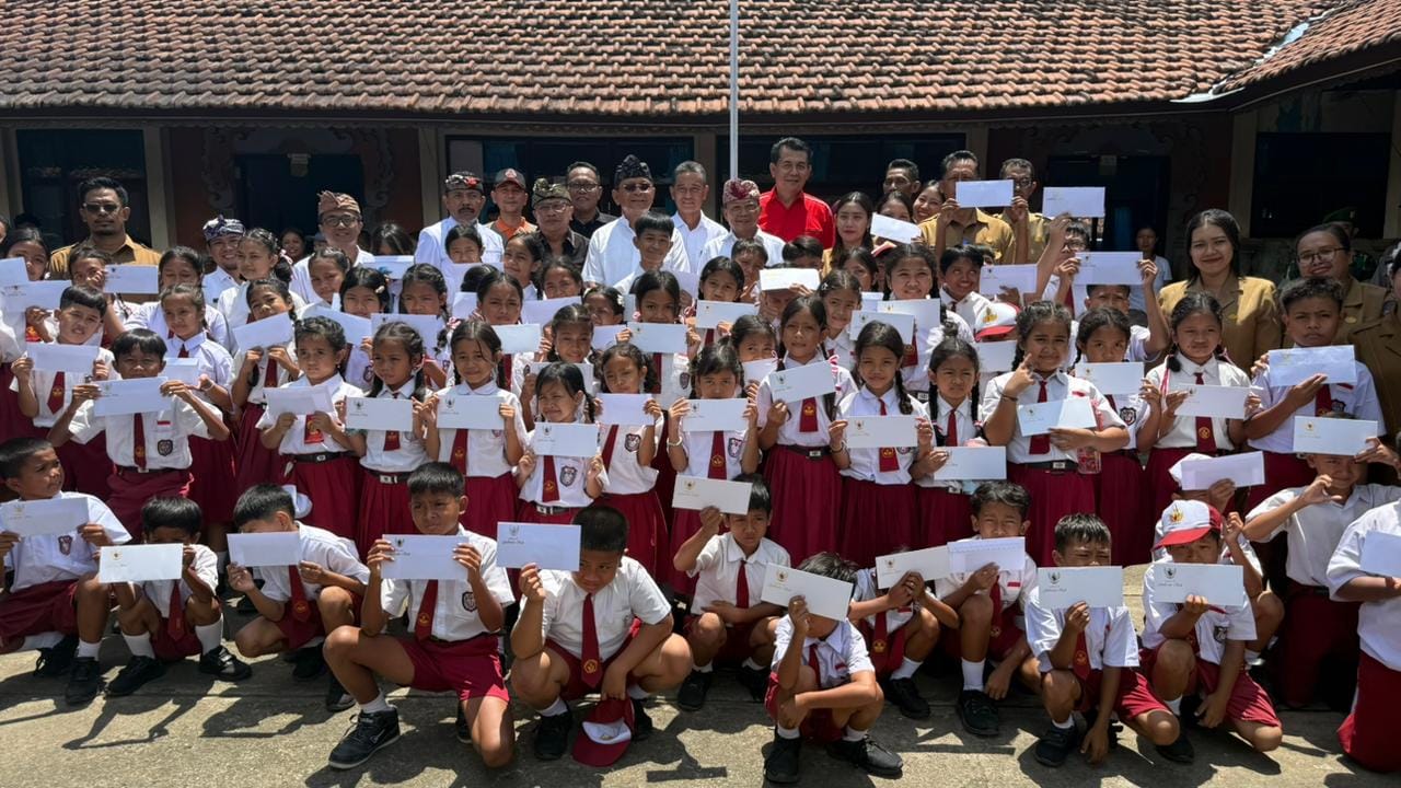 Gubernur Koster Salurkan Bantuan Rp 129 Juta untuk Pemulihan SD N 5 Banjar Pasca-Banjir Bandang