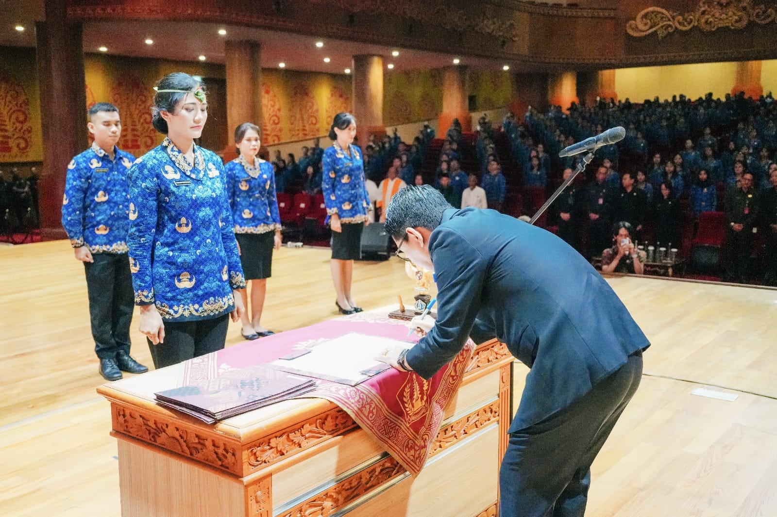 Lantik Kadisdukcapil Baru dan Serahkan 580 SK PNS, Bupati Adi Arnawa: Jangan Hanya Kerja Rutinitas