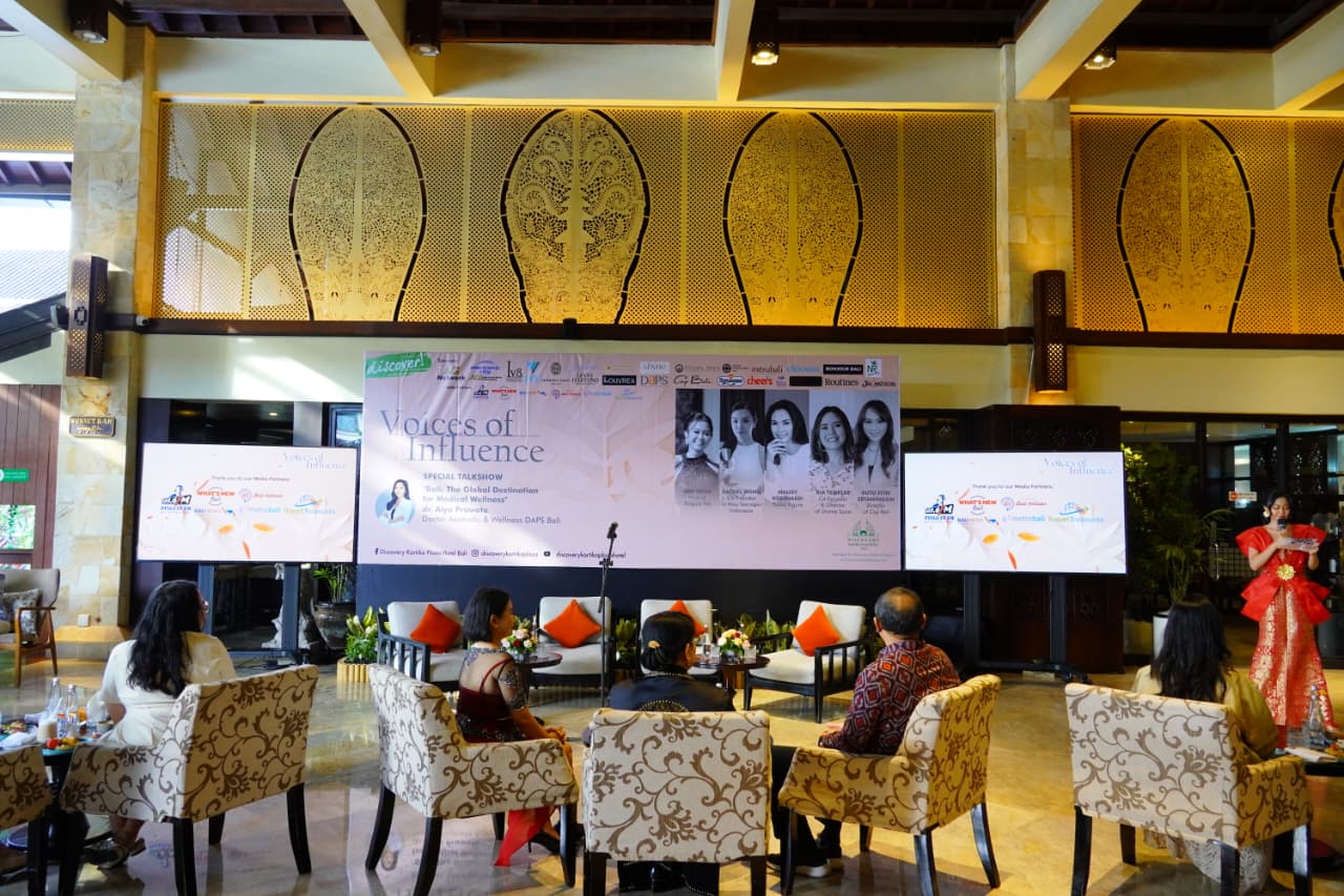 “Jemet” dan Berpengaruh: Ibu Puteri Koster SemangatI Perempuan Bali untuk Berani Bicara di Panggung Publik