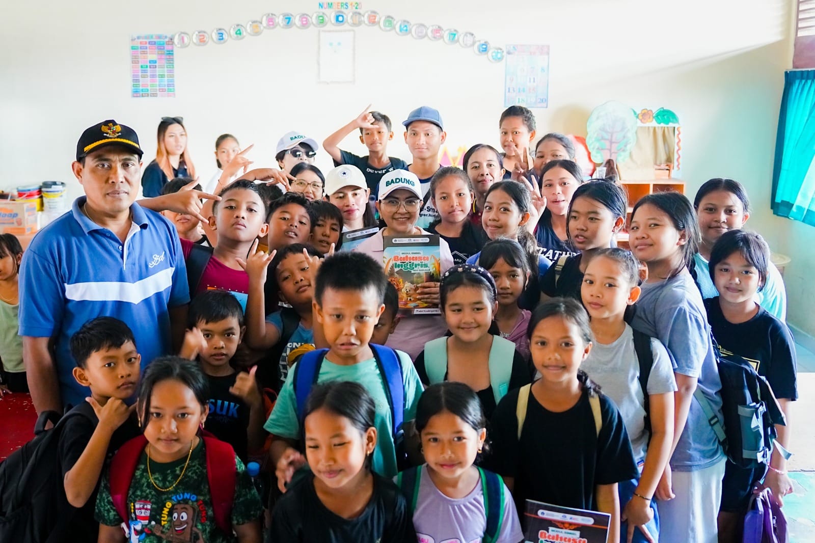 Sentuhan Kasih di Desa Sedang: Ny. Rasniathi Adi Arnawa Boyong Bantuan Medis hingga 10.000 Benih Ikan