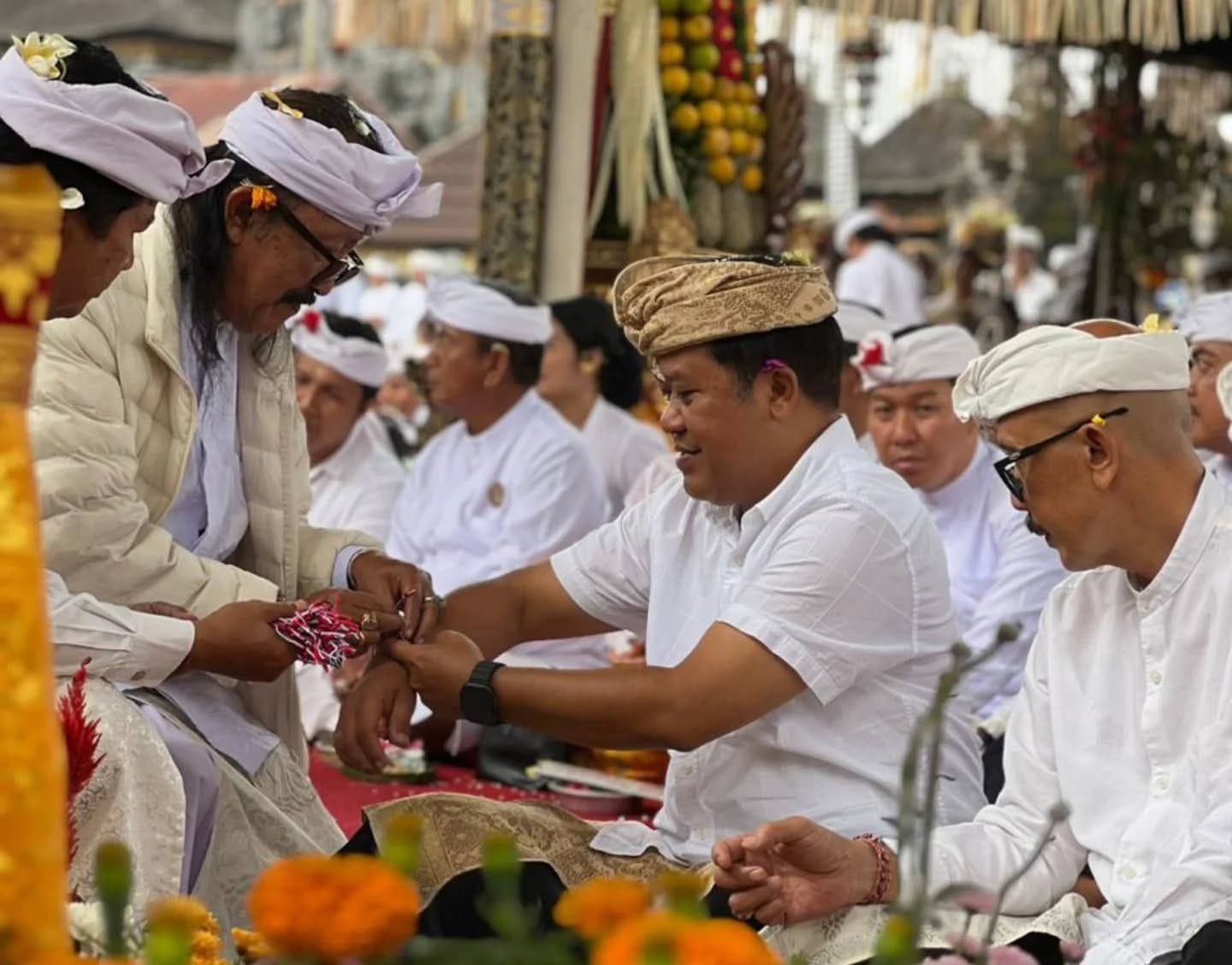 Wujud Bakti di Pura Batur : Bupati Sedana Arta Pimpin Prosesi Suci dan Serahkan Punia Rp100 Juta