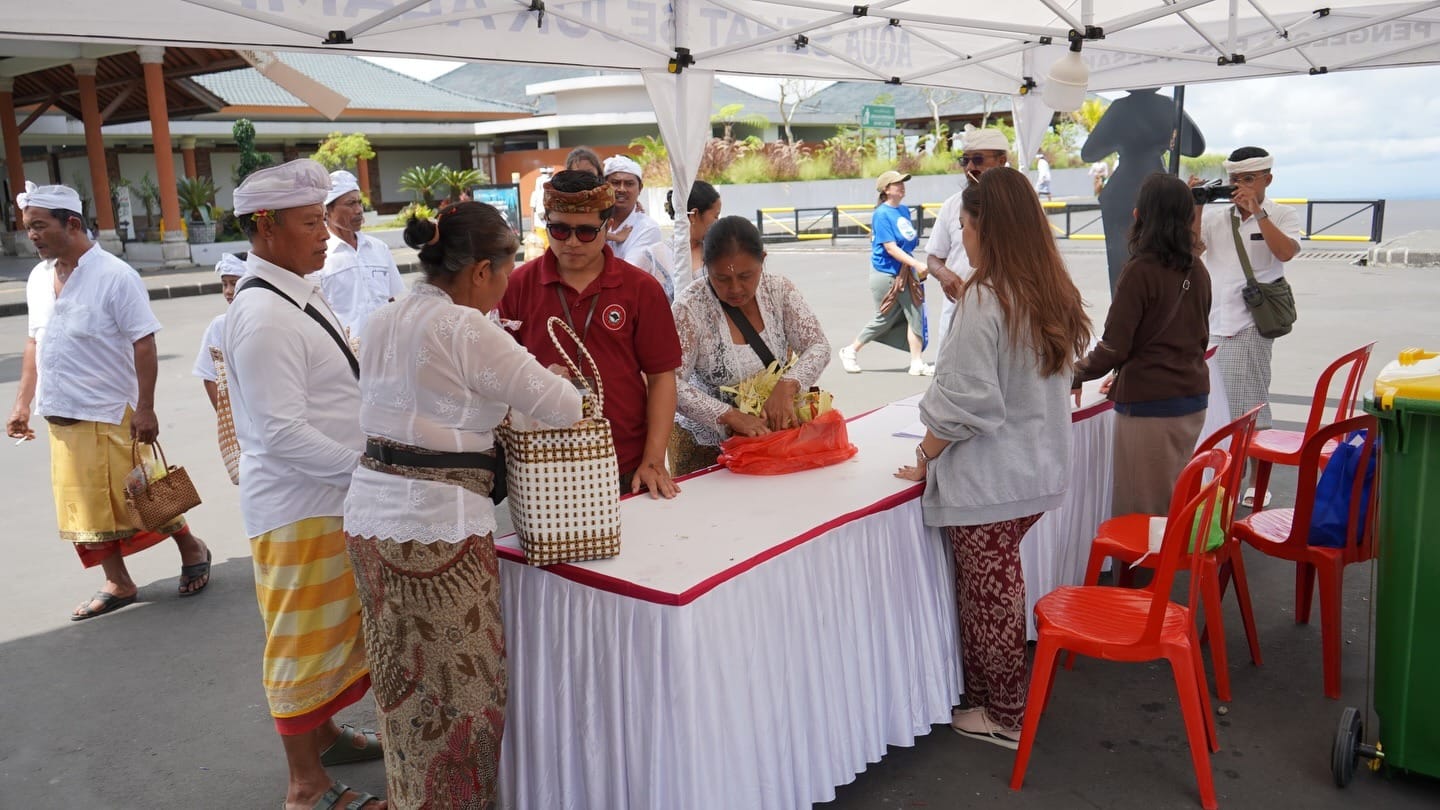 Petugas Screening Ketat di Pos Manik Mas, Pemedek Tak Lagi Dapat Tas Gratis!