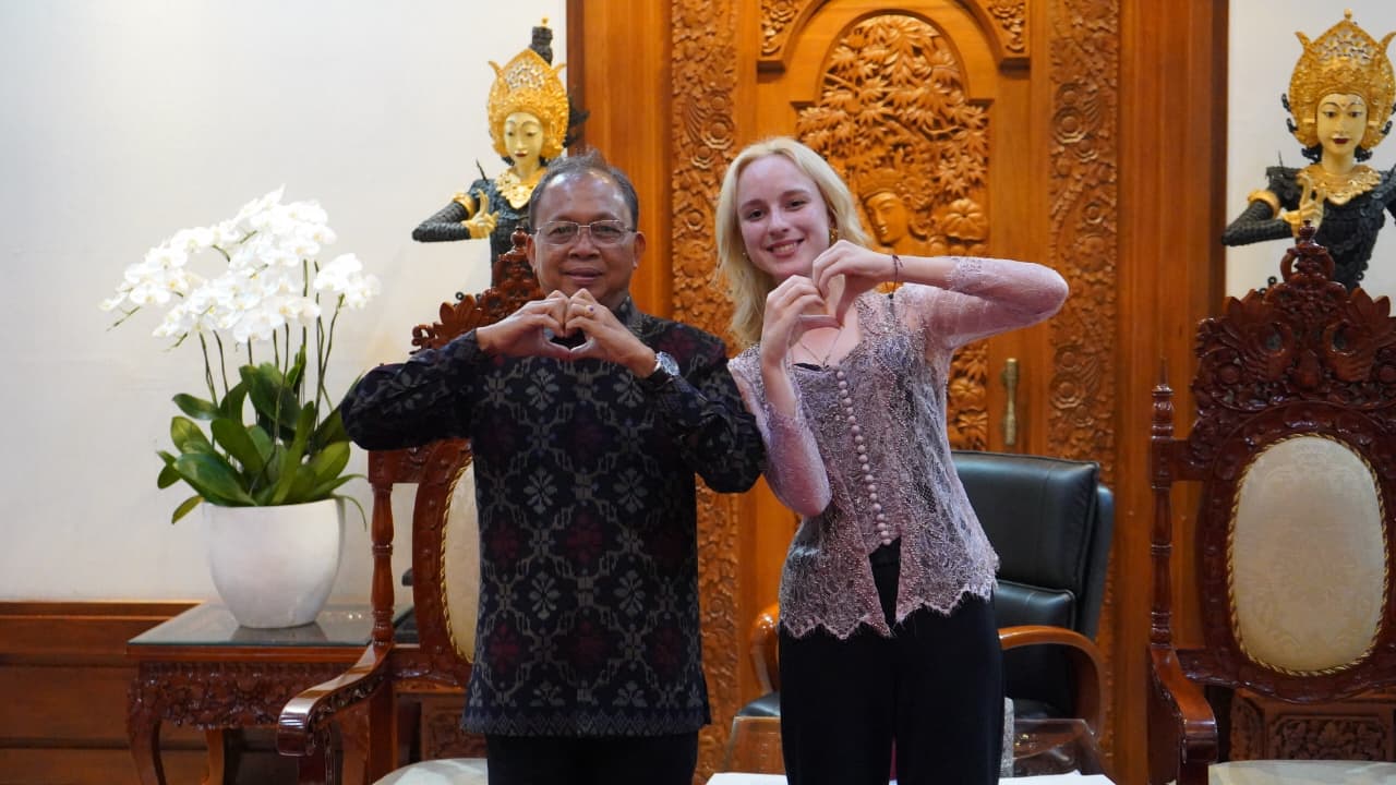 Wawancara Media Rusia, Gubernur Koster: Jaga Orisinalitas Bali Seperti Menjaga Gadis Cantik