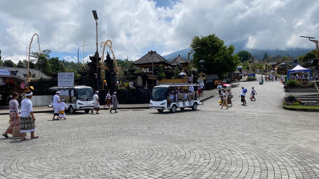 Layanan Shuttle Bus di Pura Besakih Manjakan Pemedek Selama Karya IBTK