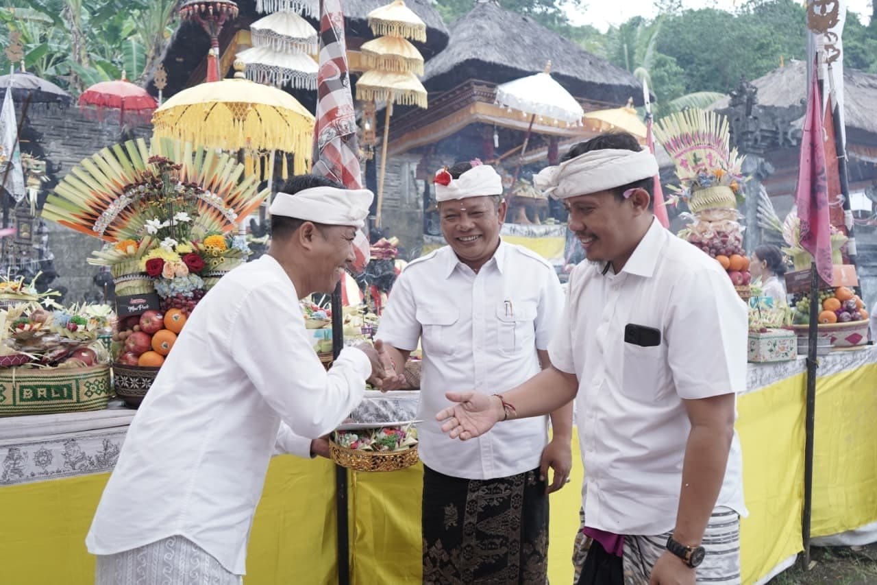 Wujudkan Bhakti dan Sinergi, Wabup Guru Pandu Tangkil di Pura Dadia Pasek Gelgel Desa Antiga