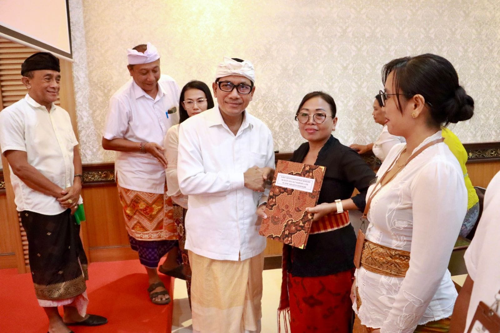 Isi Kekosongan Jabatan, Sekda Eddy Mulya Serahkan SK bagi 41 Kepala Sekolah Baru di Kota Denpasar