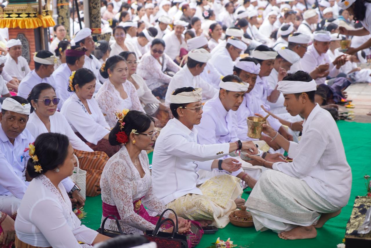 Pemkab dan DPRD Klungkung Nganyarin di Pura Besakih dan Pura Batur