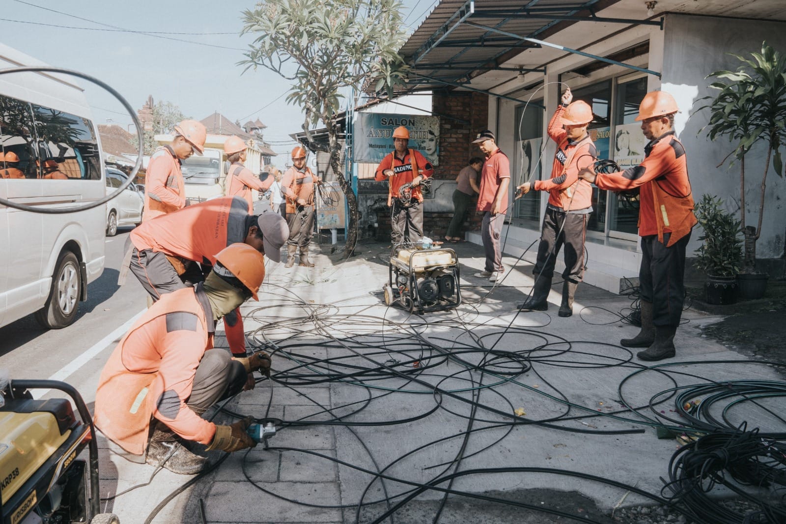 Kabel “Sampah” Sepanjang 1,7 KM di Darmasaba Dipotong, Badung Target Penataan Utilitas Dua Kali Sebulan