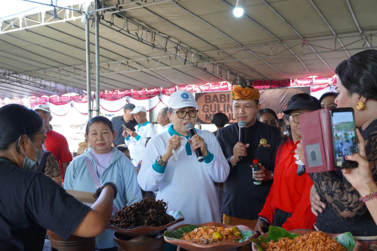 Pasar Rakyat PKK di Tabanan Catat Transaksi Rp 251 Juta, Ibu Putri Koster: Motor Penggerak Ekonomi Petani